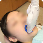 ジェルを塗り終わると専用のライトで光を9分間当てます